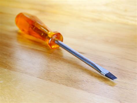 flat head or slotted head screwdriver uses
